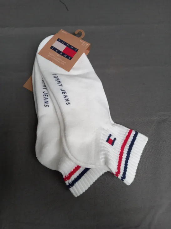 TOMMY JEANS ANKLE SOCKS IN WHITE 