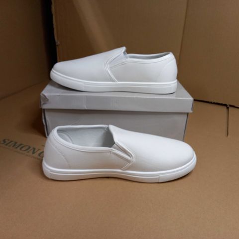 BOXED PAIR OF KRUSH WHITE SLIP ON MENS TRAINERS - SIZE 7