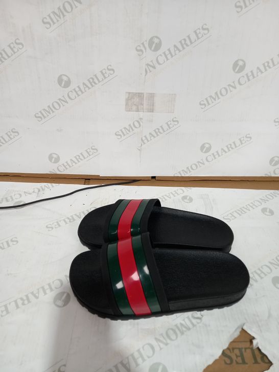 PAIR OF DESIGNER MENS SANDALS IN GREEN AND RED SIZE UNSPECIFIED 