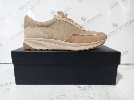 BOXED PAIR OF NATURALIZER PLATFORM TRAINERS IN TAN/BROWN - SIZE 8