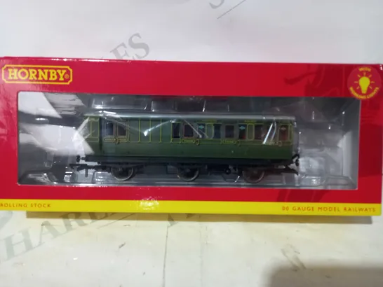 HORNBY 00 GAUGE MODEL RAILWAYS - R40134 SR 6 WHEEL BRAKE 3RD CLASS COACH NO. 3750