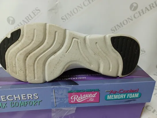 SKECHERS RELAXED FIT BLACK/WHITE WOMENS TRAINERS - SIZE 5.5