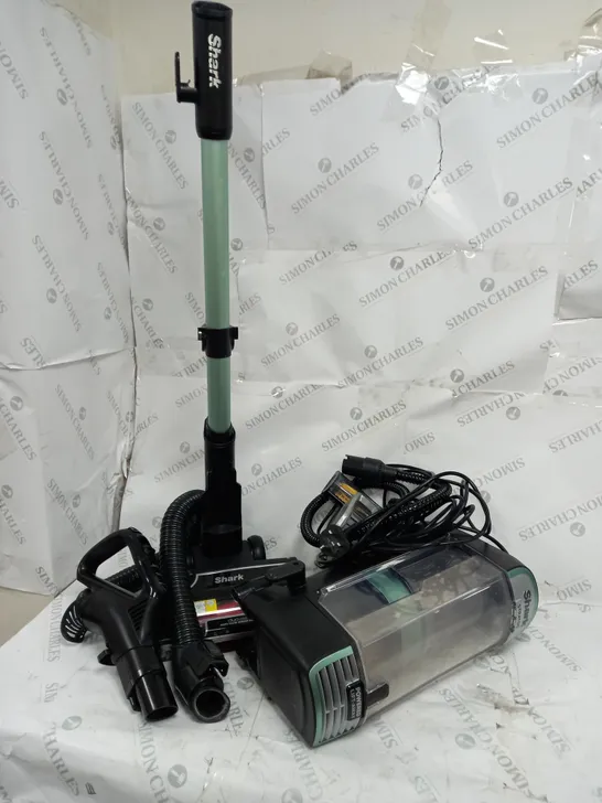 BOXED SHARK STRATOS UPRIGHT VACUUM CLEANER WITH PET-TOOL & CAR KIT NZ860UK