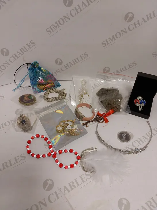 BOX OF APPROXIMATELY 25 ASSORTED JEWELLERY ITEMS TO INCLUDE NECKLACES, CLOTHES PINS, RINGS ETC 