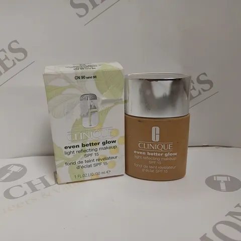 BOXED CLINIQUE EVEN BETTER GLOW LIGHT REFLECTING MAKEUP SPF15 - 90 SAND 