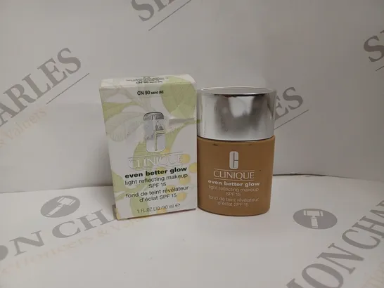 BOXED CLINIQUE EVEN BETTER GLOW LIGHT REFLECTING MAKEUP SPF15 - 90 SAND 