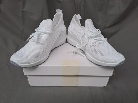 BOXED PAIR OF DESIGNER KNIT MESH SHOES IN WHITE EU SIZE 40