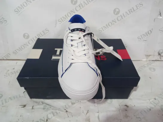 BOXED PAIR OF TOMMY JEANS LACE UP SHOES IN WHITE/BLUE UK SIZE 7