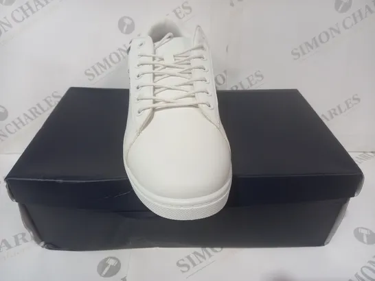 BOXED PAIR OF BEN SHERMAN SHOES IN WHITE UK SIZE 8