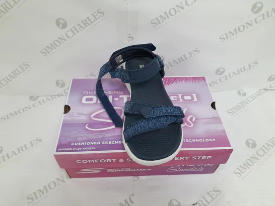 SKECHERS ON THE GO 600 BLUE SANDLE SIZE 6