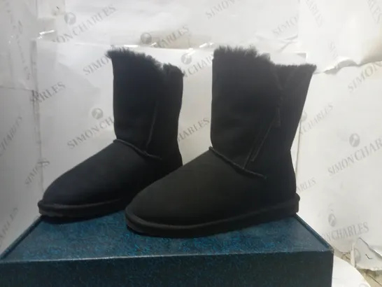 BOXED EMU AUSTRALIA MINI BOOTS - SIZE 6