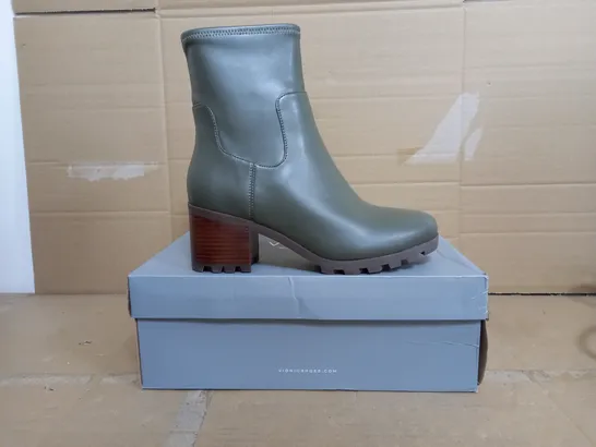 BOXED PAIR OF VIONIC BLOCK HEEL ANKLE BOOTS IN OLIVE SIZE 8