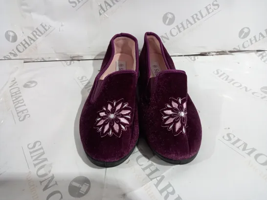 THE SLIPPER COMPANY PURPLE SIZE 5