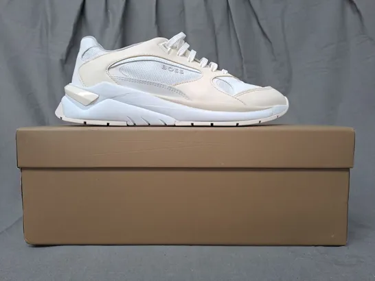 BOXED PAIR OF BOSS SKYLAR RUNNER TRAINERS IN WHITE UK SIZE 5