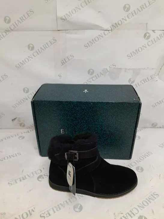 BOXED PAIR OF EMU MERAK SUEDE BOOTS IN BLACK - SIZE 5