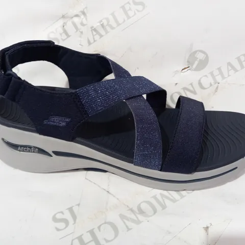 BOXED PAIR OF SKECHERS GO WALK ARCH FIT NAVY SANDALS - SIZE 7