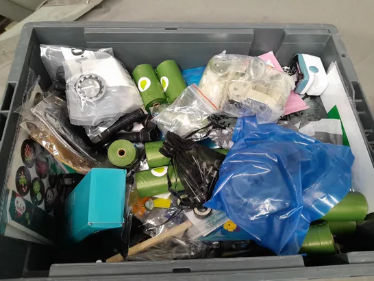 BOX OF ASSORTED HOUSEHOLD ITEMS TO INCLUDE LIMESCALE REMOVER, LUGGAGE SCALE AND BOLT CUTTER