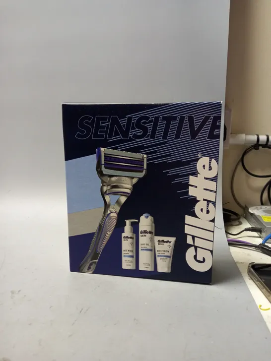 BOXED GILLETTE SENSITIVE RAZER SET