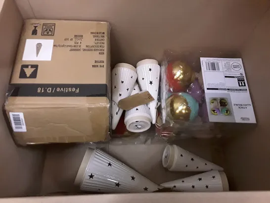 BOX CONTAINING APPROXIMATELY 7 ASSORTED BRAND NEW CHRISTMAS DECORATIONS 