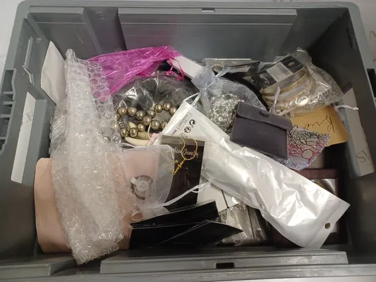 BOX OF APPROX 20 COSTUME JEWELLERY ITEMS INCLUDING BRACELETS, NECKLACES AND RINGS