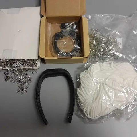 LOT OF 5 ASSORTED ITEMS TO INCLUDE JEWELLERY CHARMS, WIRED EARPHONES AND MASK STRING