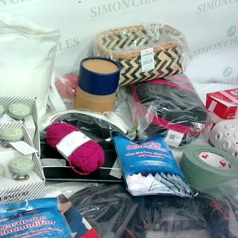 BOX OF APPROXIMATELY 18 ASSORTED ITEMS TO INCLUDE A HANGING WARDROBE DEHUMIDIFIER, SET OF 4 DRAWERS AND A BATH MAT