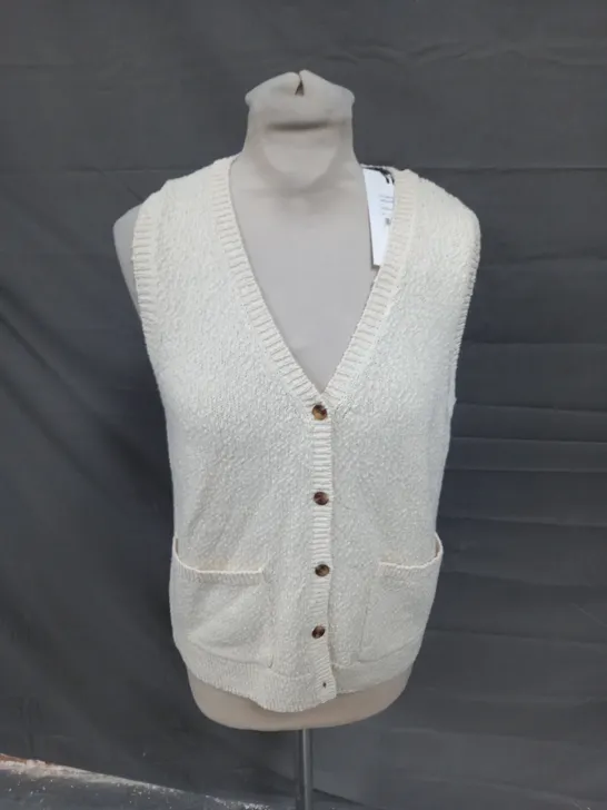 HUSH OTTILINE KNITTED WAISTCOAT IN WHITECAP GRAY - M