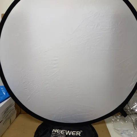 NEEWER COLLAPSIBLE LIGHT REFLECTOR  