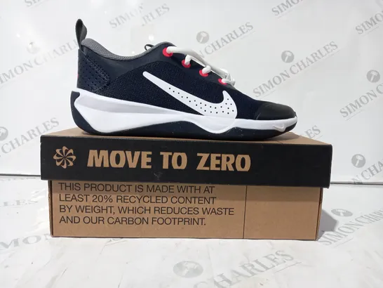 BOXED PAIR OF NIKE OMNI MULTI-COURT SHOES IN NAVY/WHITE UK SIZE 4