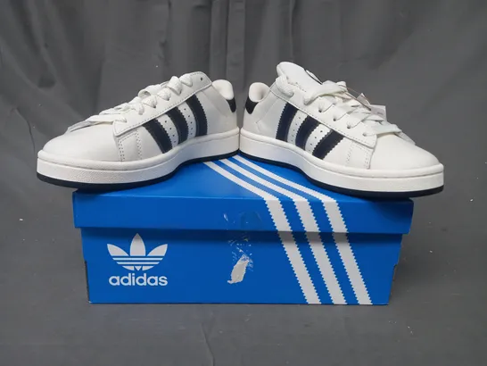 BOXED PAIR OF ADIDAS CAMPUS 00S SHOES IN WHITE/BLACK UK SIZE 4.5