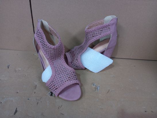 BOXED PAIR OF DESIGNER FAUX LEATHER HEELS IN PINK EU SIZE 38