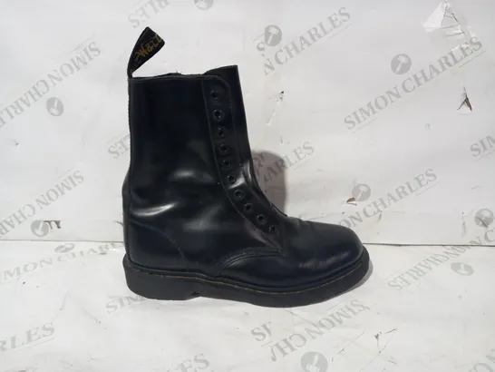 BOXED PAIR OF DR MARTENS BOOTS IN BLACK UK SIZE 8