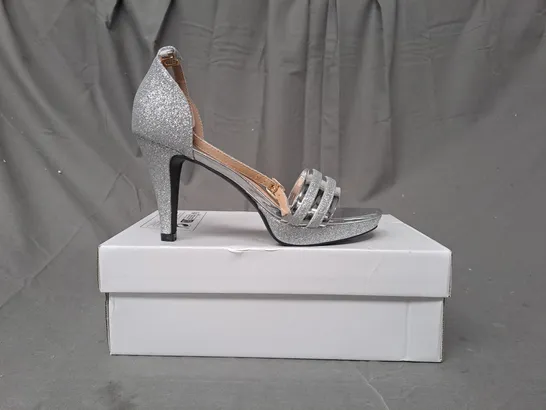 BOXED PAIR OF DESIGNER OPEN TOE HIGH HEEL SANDALS IN METALLIC SILVER W. GLITTER EFFECT EU SIZE 40