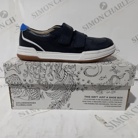 BOXED PAIR OF CLARKS FAWN SOLO KIDS SHOES IN NAVY UK SIZE 11
