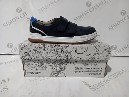 BOXED PAIR OF CLARKS FAWN SOLO KIDS SHOES IN NAVY UK SIZE 11