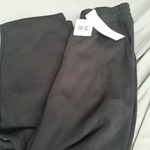 UNIQLO JOGGERS IN BLACK - MEDIUM