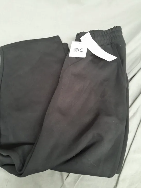 UNIQLO JOGGERS IN BLACK - MEDIUM