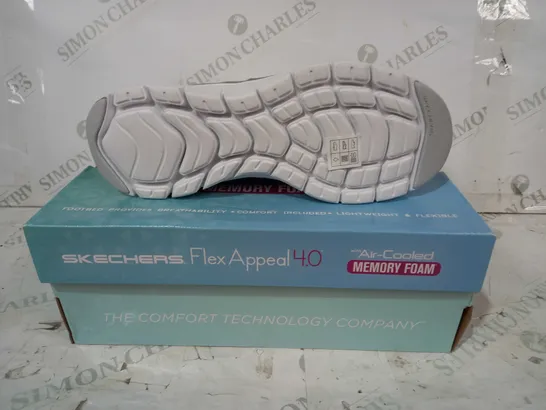 BOXED PAIR OF SKECHERS FLEX APPEAL 4.0 MEMORY FOAM TRAINERS IN WHITE UK SIZE 7