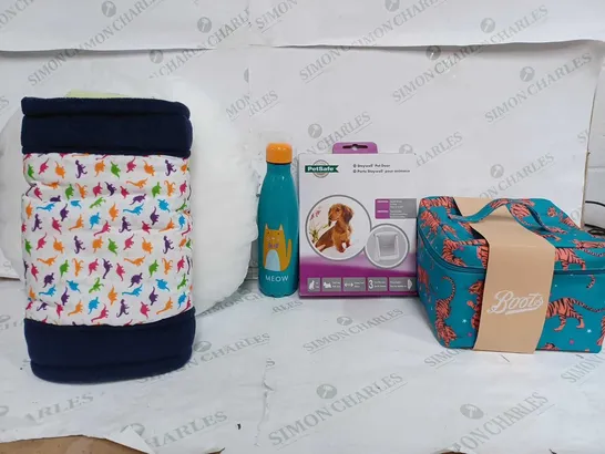 BOX OF APPROX 35 ASSORTED ITEMS TO INCLUDE - PET SAFE DOOR - BOOTS WASH BAG - CAT WATER BOTTLE ECT