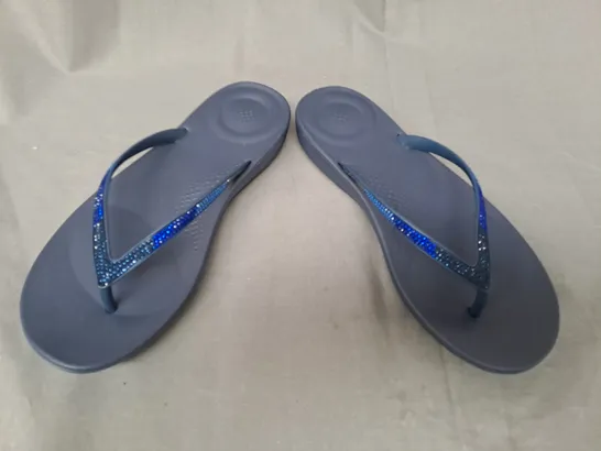 BOXED PAIR OF FITFLOP IQUSHION OMBRE SPARKLE FLIP-FLOPS IN NAVY UK SIZE 5