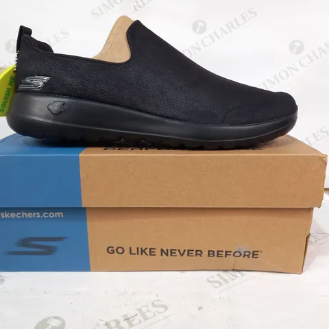 BOXED PAIR OF SKECHERS GO WALK MAX SLIP-ON SHOES IN BLACK UK SIZE 10