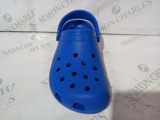 PAIR OF CROCS CLASSIC CLOGS IN BLUE UK SIZE M5/W6