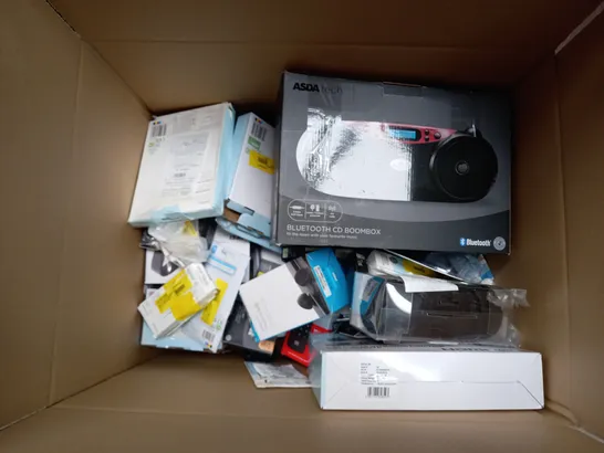 BOX OF APPROX 30 ASSORTED ELECTRICAL ITEMS TOO INCLUDE EARPHONES, RADIO AND FIRE STICK