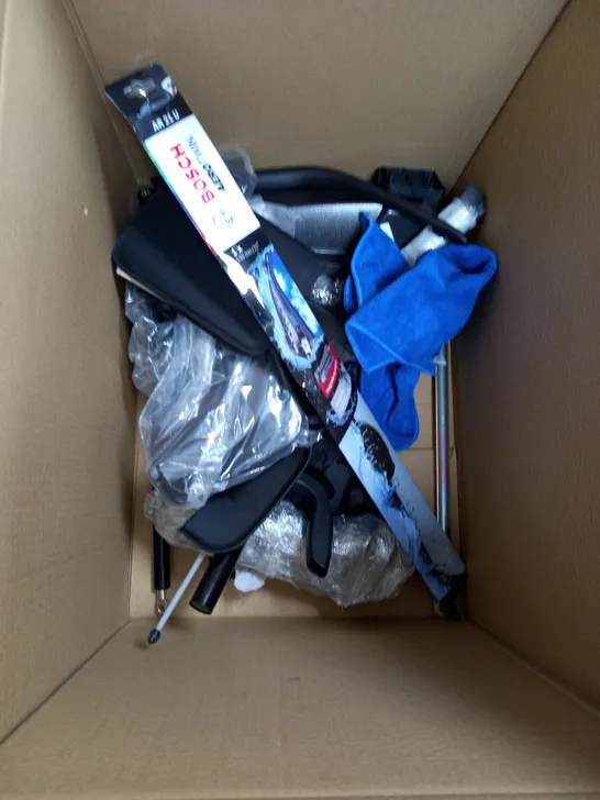 LOT OF ASSORTED CAR ITEMS TO INCLUDE SPRAY BOTTLE WIPER BLADE AND MICROFIBER CLOTHS / COLLECTION ONLY 