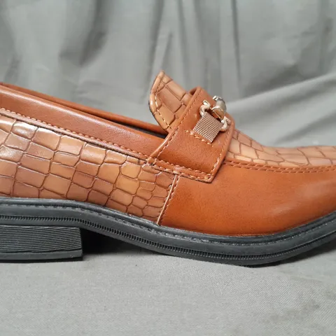 BOXED PAIR OF DESIGNER SHOES IN TAN CROC EU SIZE 30