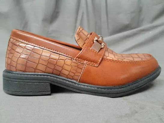 BOXED PAIR OF DESIGNER SHOES IN TAN CROC EU SIZE 30