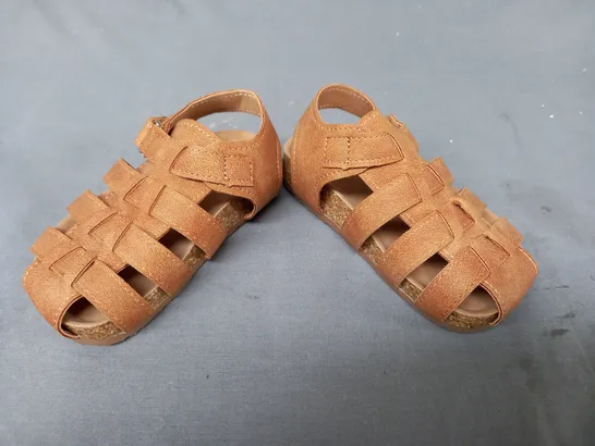 BOXED PAIR OF DESIGNER KIDS SANDALS IN BROWN EU SIZE 21