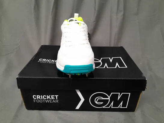 BOXED PAIR OF GM AION SPIKE CRICKET SHOES IN WHITE/BLUE/LIME UK SIZE 10