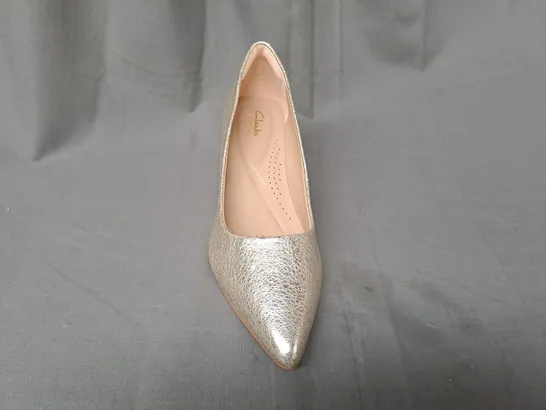 BOXED PAIR OF CLARKS LOW HEELED POINTED TOE SHOES IN METALLIC CHAMPAGNE UK SIZE 6