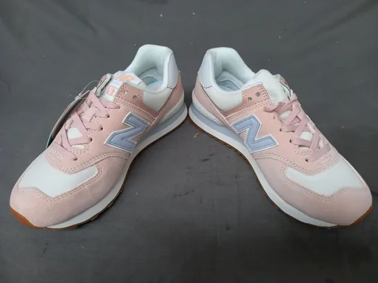 BOXED PAIR OF NEW BALANCE 574 TRAINERS IN PALE PINK UK SIZE 5